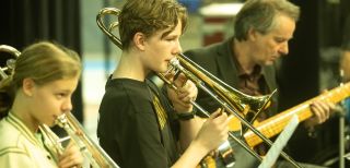Publiek - Symfonica in D - jonge blazers met gitartist